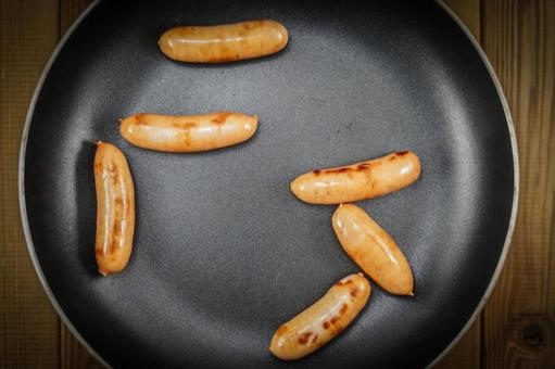 フライパンで焼くソーセージ フライパンで焼くソーセージ ソーセージ,フライパン,焼くの写真素材