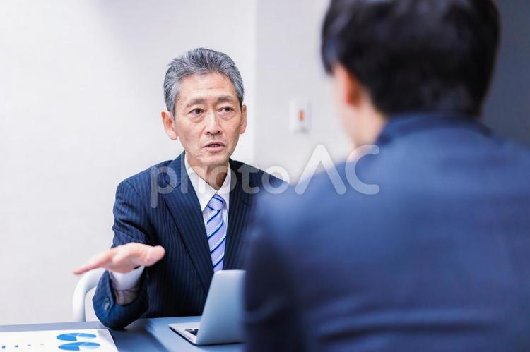 打ち合わせをする二人のビジネスマン 相談,営業,新人の写真素材