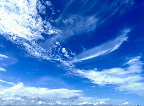交錯する雲たち 交錯する雲たちの写真