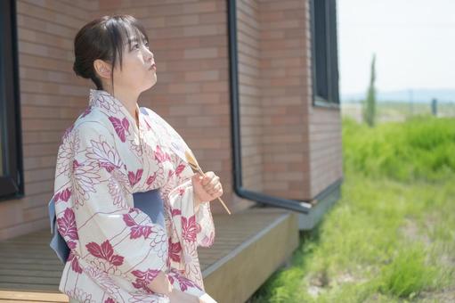 天気を気にする浴衣女性 天気を気にする浴衣女性 浴衣,女性,空を見るの写真素材