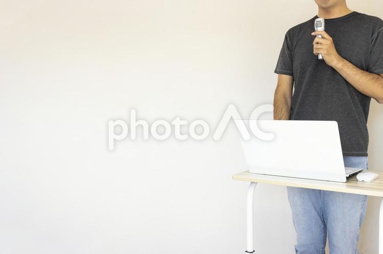 プレゼンテーションをする男性のイメージ（日本人、30代、シャツ） 男性,プレゼンテーション,説明の写真素材