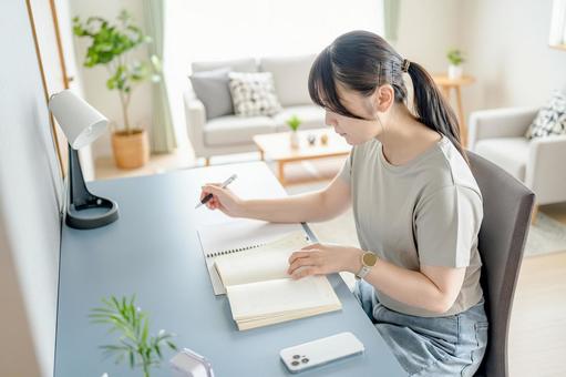 真面目に勉強する女性 真面目に勉強する女性 女性,学生,勉強の写真素材