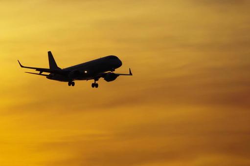 飛行機と夕焼け 飛行機と夕焼け 飛行機,旅客機,ジェット機の写真素材