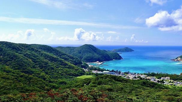 渡嘉敷島照山展望台から見える阿波連ビーチ 渡嘉敷島照山展望台から見える阿波連ビーチの写真