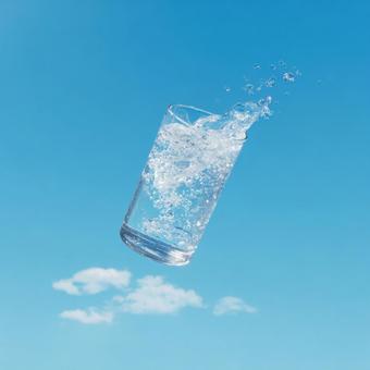 軽やかなイメージの、水でいっぱいのグラス 軽やかなイメージの、水でいっぱいのグラスの写真