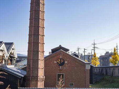 赤レンガの酒蔵と秋色の風景 酒蔵,煙突,赤レンガの写真素材