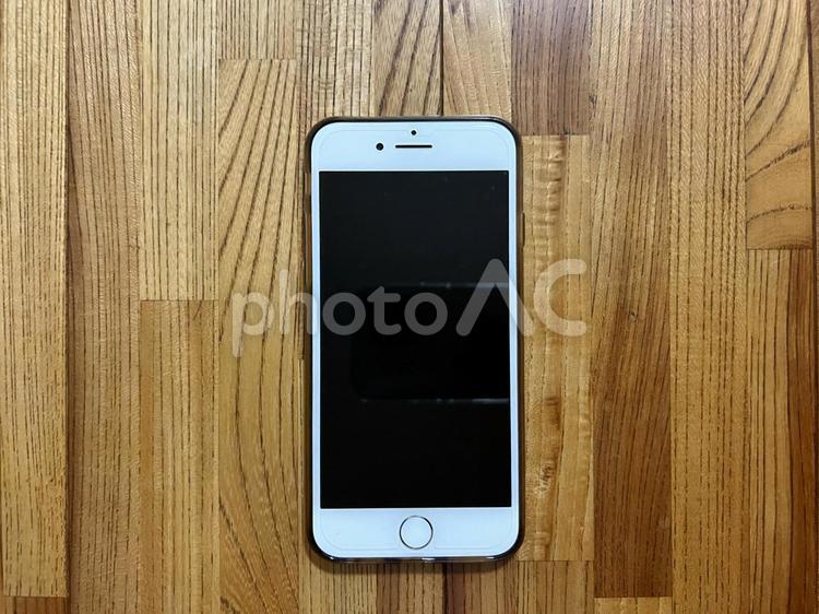 テーブルの上のスマートフォン スマートフォン,iphone,シンプルの写真素材