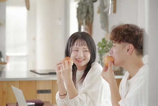 おやつの時間を楽しむ若いカップル おやつ,間食,ティータイムの写真素材