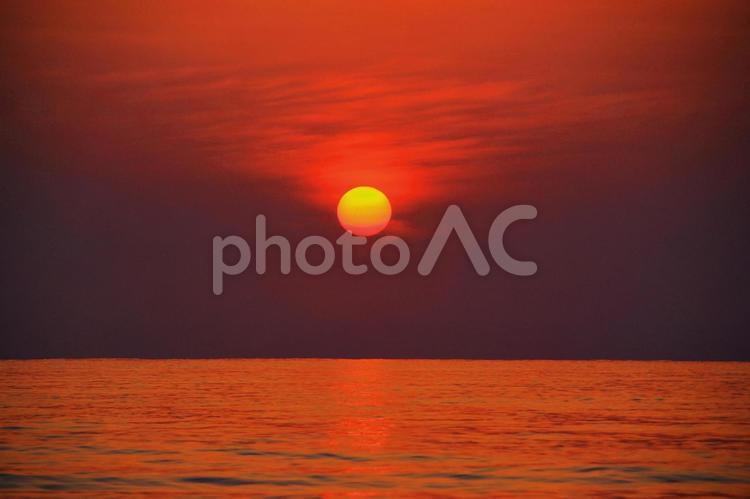 赤く染まる夕陽/日が沈む聖地出雲 夕陽,夕日,サンセットの写真素材
