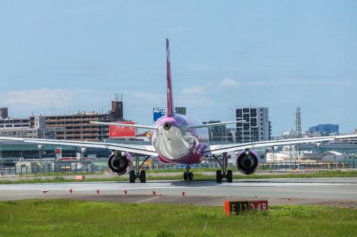 福岡空港を包む明るい夏の日 福岡空港を包む明るい夏の日 飛行機,航空機,旅客機の写真素材