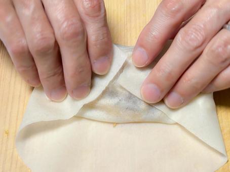 春巻を作っているシーン 春巻を作っているシーン 春巻,中華料理,手の写真素材