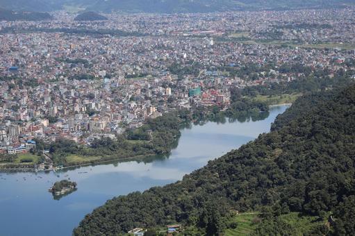 山と湖とネパールのポカラの街並みの風景の写真