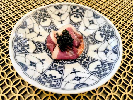 鴨肉の生ハムとキャビアの写真