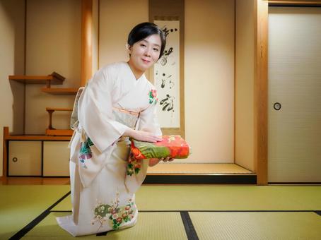 33:和服でお辞儀している女性 33:和服でお辞儀している女性 着物,お辞儀,お中元の写真素材