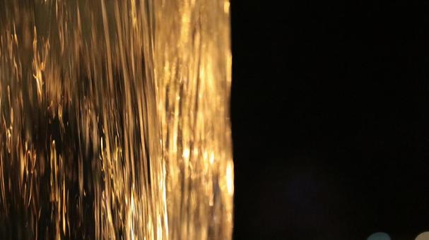 噴水ごしに花火 噴水ごしに花火の写真