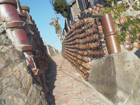 常滑やきもの街道の土管坂 瓦,路地,甕の写真素材