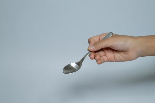 スプーンを持つ手元 スプーン,手,カトラリーの写真素材