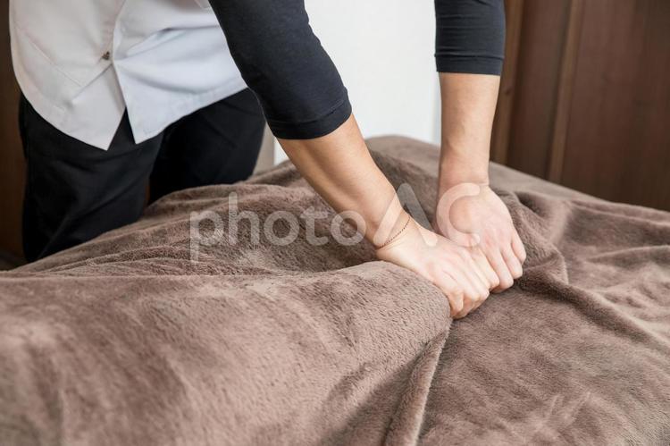 整体を受ける女性（足） 整体,足,ふくらはぎの写真素材