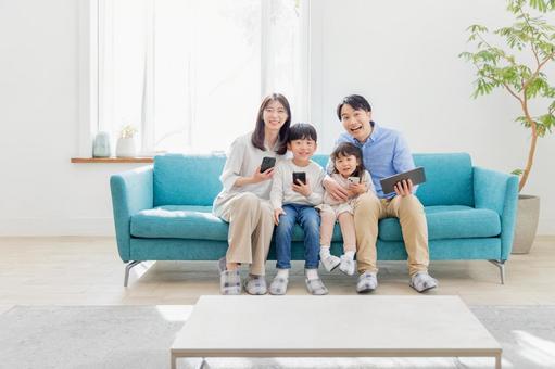 タブレット、ガジェット、スマホを使う家族 タブレット、ガジェット、スマホを使う家族 家族,人物,男性の写真素材