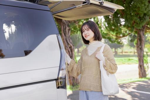 ショッピングに出かける女性 ショッピングに出かける女性 運転,ドライブ,女性の写真素材
