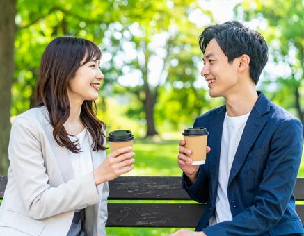 ビジネスの合間にベンチでほっと一息休憩 ビジネスの合間にベンチでほっと一息休憩の写真