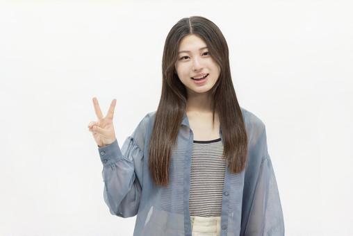 ピースをする女子大生 ピースをする女子大生 女性,人物,20代の写真素材