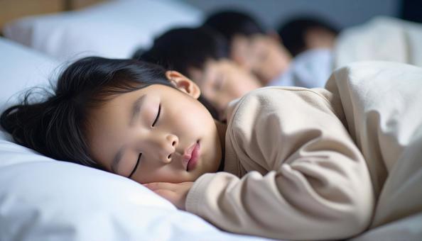 お泊り保育で一緒に眠る園児たち お泊り保育で一緒に眠る園児たちの写真