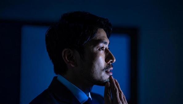 思案中「そういうことか！」と気付く男性の写真