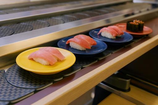 回転寿司レーンの寿司皿 回転寿司レーンの寿司皿の写真