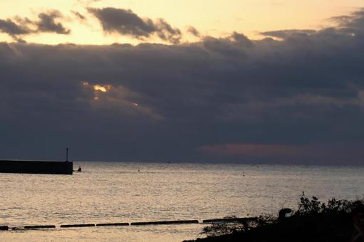 朝の海 朝,海,堤防の写真素材