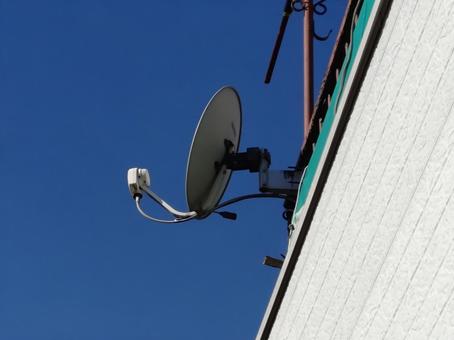 青空バックのパラボラアンテナ パラボラアンテナ,アンテナ,テレビアンテナの写真素材