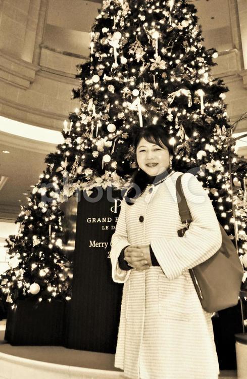 クリスマスの訪問２ セピア色 女性,クリスマス,クリスマスの訪問の写真素材