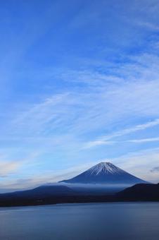 本栖湖と富士山 本栖湖と富士山の写真