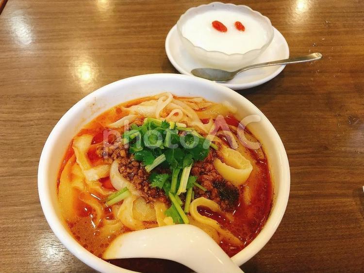 日本、中華料理店の刀削麵と杏仁豆腐 日本,麺料理,麺の写真素材