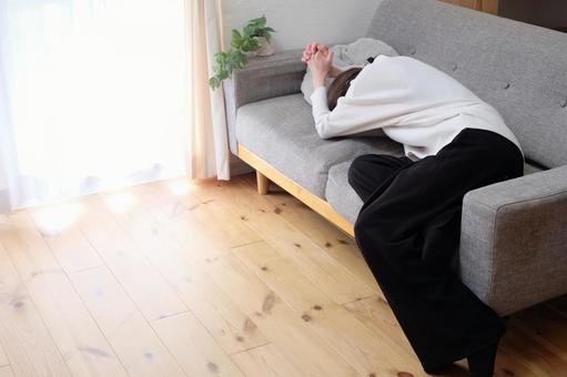 ソファーで休む40代女性 不安,失敗,苦しいの写真素材