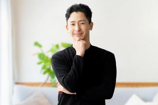 リビングで微笑む男性 リビングで微笑む男性 男性,微笑む,人物の写真素材