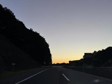 夜明けの高速道路１ 道路,ドライブ,空の写真素材