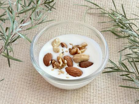 ヨーグルトにナッツ ナッツ,ヨーグルト,胡桃の写真素材