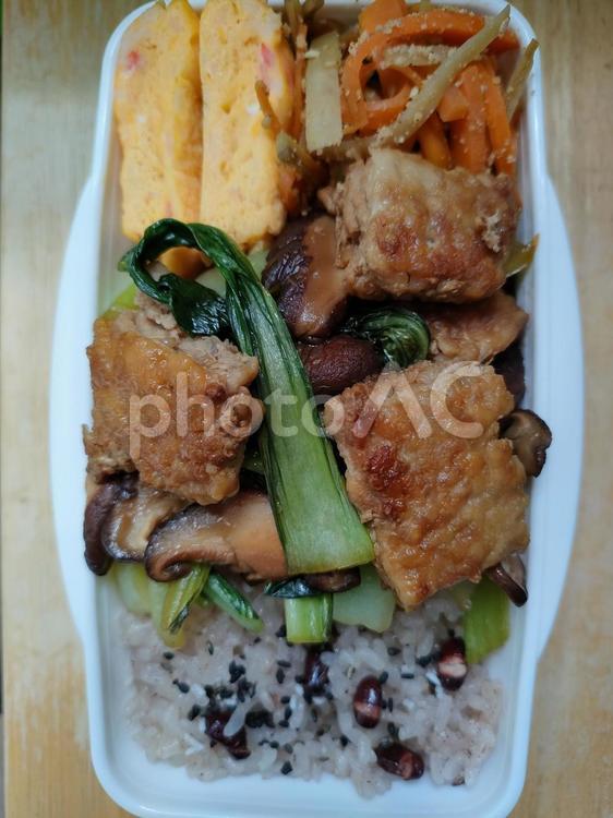 赤飯とひき肉チンゲンサイ炒めのお弁当！ お弁当,お昼ご飯,弁当の写真素材
