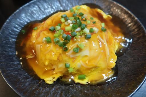 自家製天津飯と薬味ネギ(アップ) 自家製天津飯と薬味ネギ(アップ)の写真