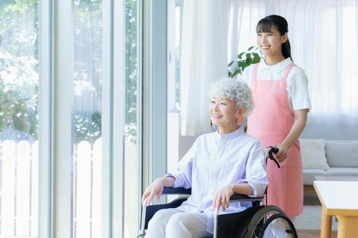 シニア女性を介護をする介護士の女性 シニア女性を介護をする介護士の女性 介護,介護士,シニアの写真素材