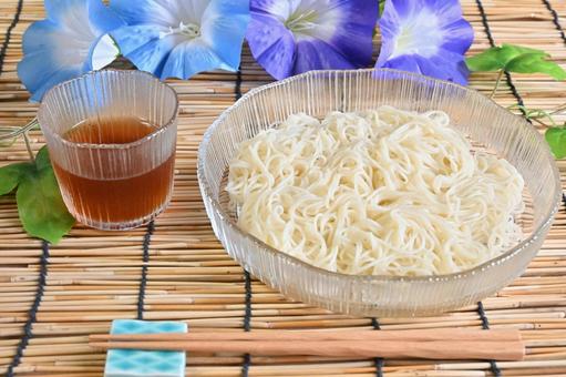 そうめんと朝顔 そうめんと朝顔 そうめん,めんつゆ,麺類の写真素材