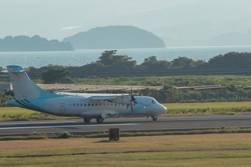夕方の光の中、タキシングする航空機 夕方の光の中、タキシングする航空機の写真