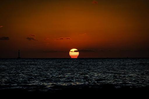 <素材>静かに日が沈むダルマ夕日と海 <素材>静かに日が沈むダルマ夕日と海 海,空,サンセットの写真素材