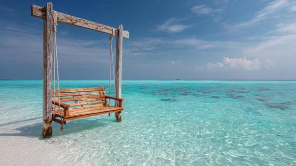 南国の穏やかな海に佇むブランコ 南国の穏やかな海に佇むブランコの写真