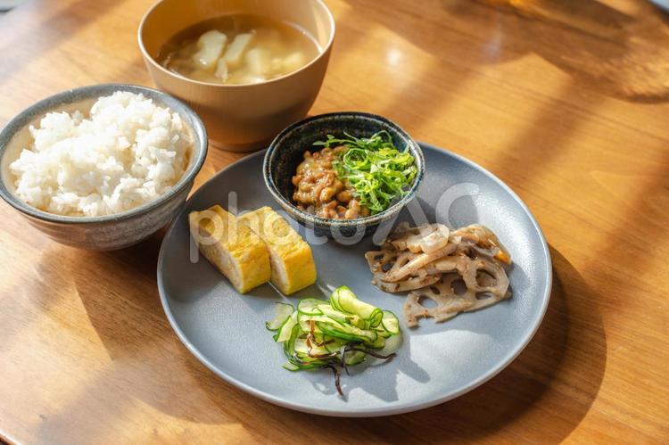和食朝ごはんのヘルシープレート 朝食,和食,ごはんの写真素材