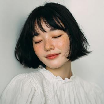 目を閉じて微笑む、愛らしい女性 目を閉じて微笑む、愛らしい女性の写真