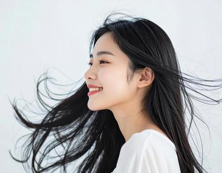 長い髪がなびいている 若い笑顔の女性 8の写真