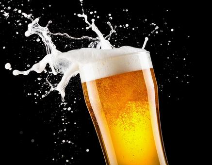 ビール(黒背景) ビール(黒背景)の写真