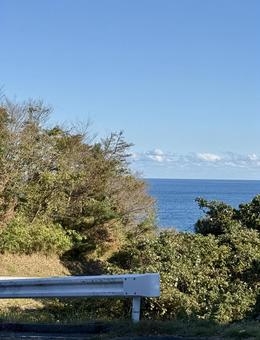 ガードレール越しの海 ガードレール越しの海 ガードレール,青空,空の写真素材